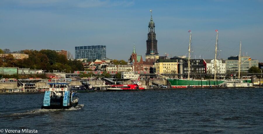 English Hamburg City Center Pay-What-You-Want Walking Tour - What the guides add to the walk