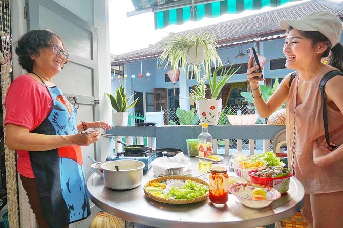 Evening Walking Food Tour, folk game and lantern boat - The guides make the difference