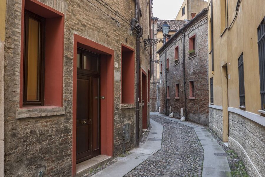 Ferrara: City Highlights Walking Tour with Local Guide - Meeting the guide at Estense Castle