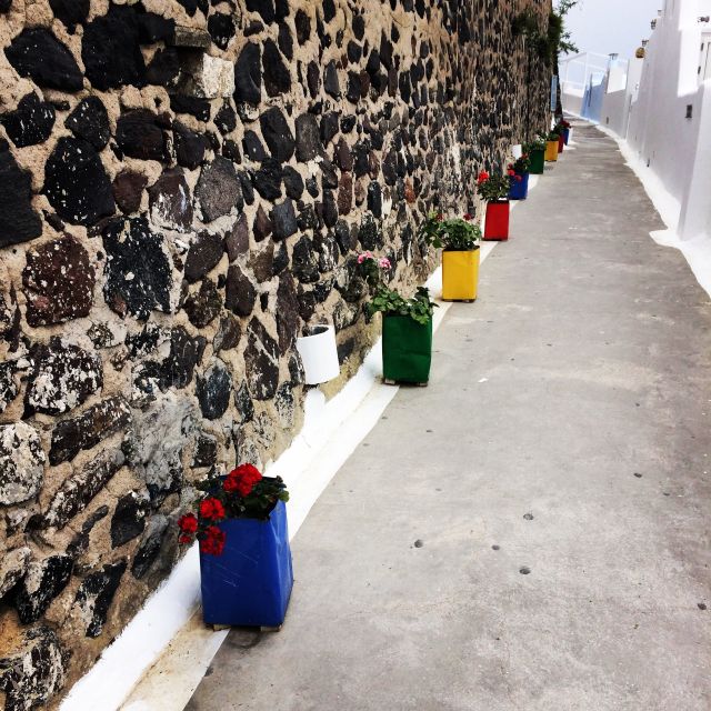 Fira: Guided Foodie Walking Tour with Tastings - What the guide adds to the food