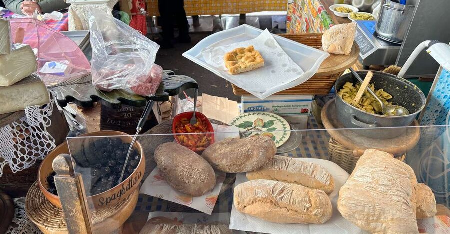 Florence: City Highlights and Street Food Walking Tour - Florence’s monuments between bites