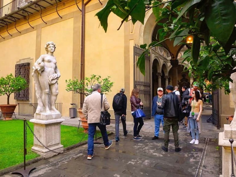 Florence: Medici Family Guided Walking Tour - Walking across Florence to Ponte Vecchio