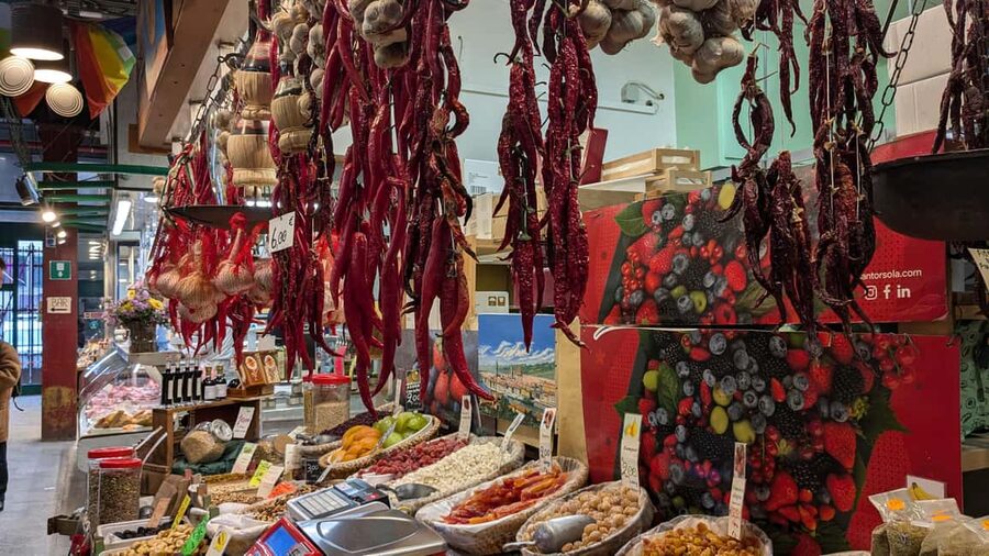 Florence Street Food Walking Tour with Wine in Duomo Area - The guides are a major part of the experience