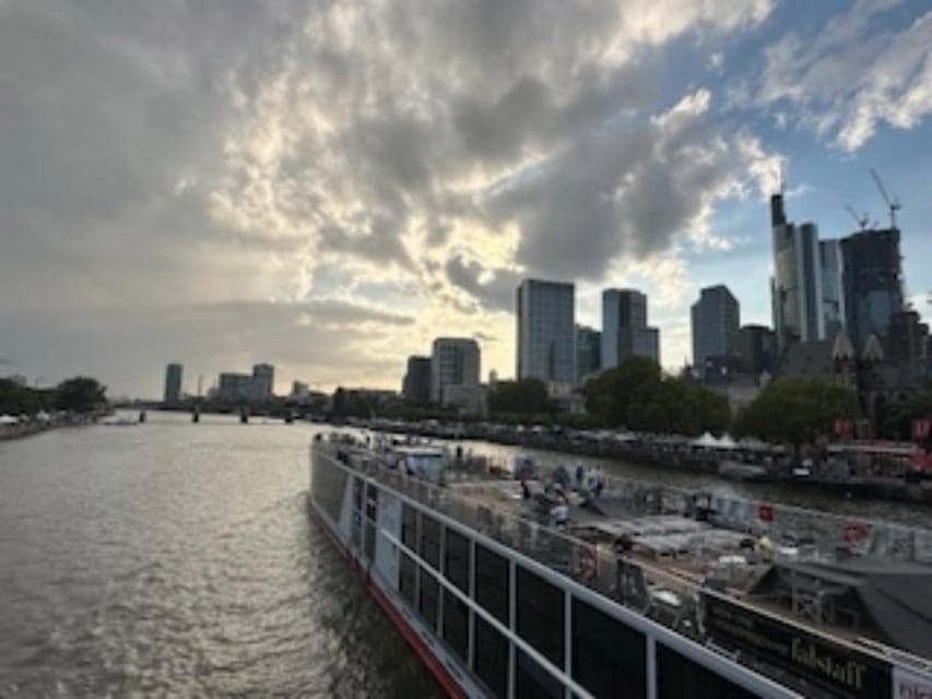 Frankfurt on Foot Daily Walking Tour in English - The guides make the difference