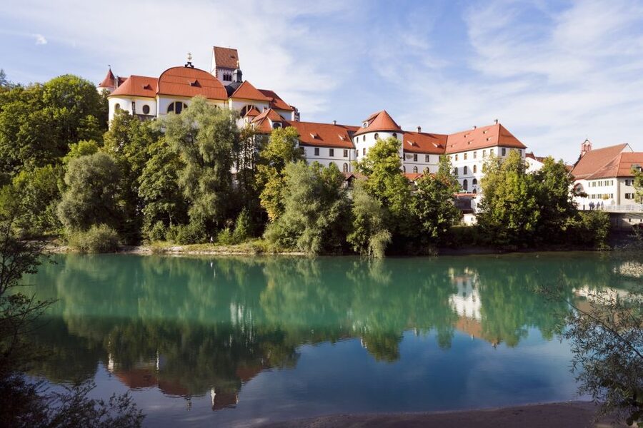 Füssen: Old Town Guided Walking Tour in German - Sebastian Cemetery and the medieval city wall