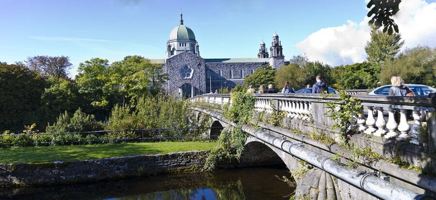 Galway City: Guided 1.5-Hour Walking Tour - Stories of invaders, presidents, stars, and local legends