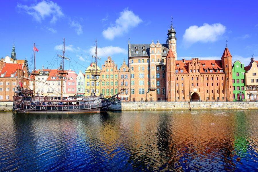 Gdańsk: Old Town Private Walking Tour with Legends and Facts - Six hours, the shipyard and Solidarity