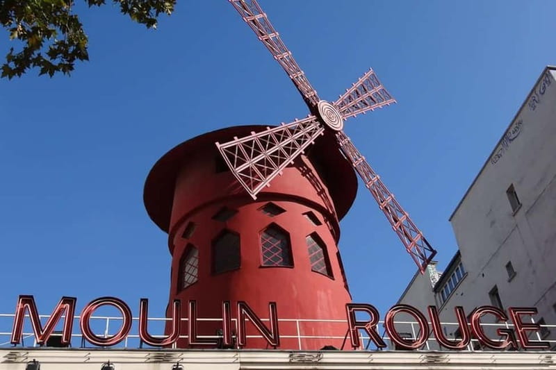 German private Walking Tour through Montmartre & Passages - Place du Tertre and the artists of Montmartre