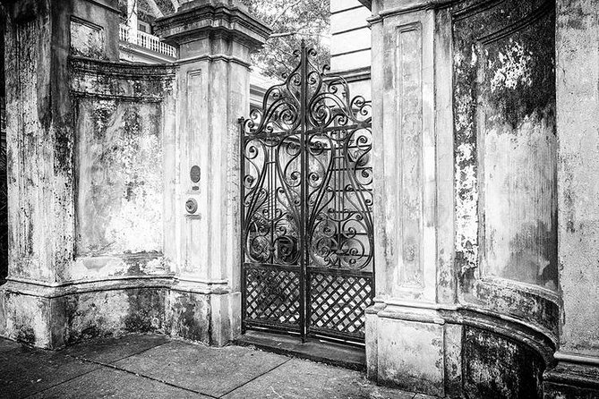 Ghosts of Charleston Night-Time Walking Tour with Unitarian Church Graveyard - Storytelling matters more than special effects