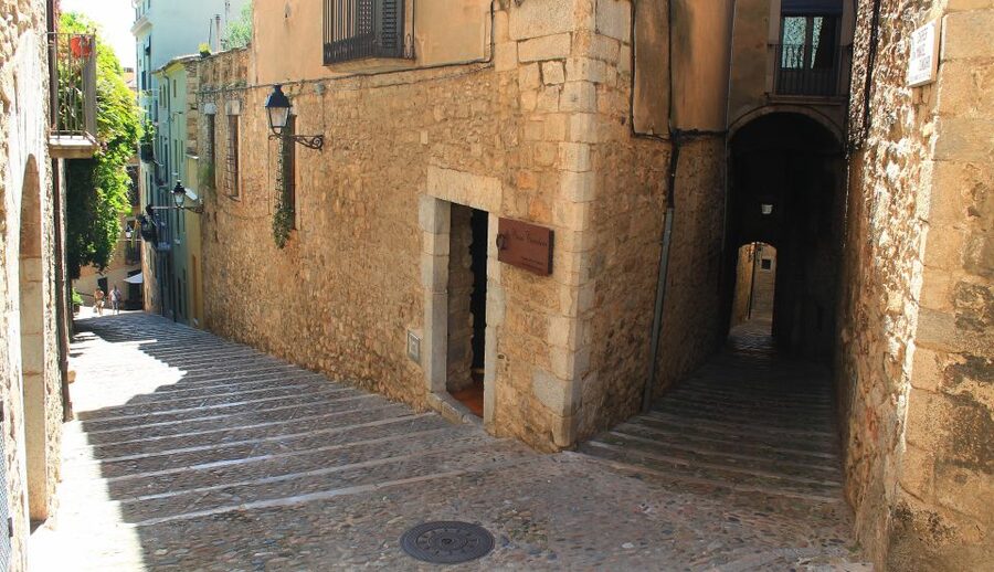 Girona: Small Group Walking Tour - Meeting beside the Onyar River