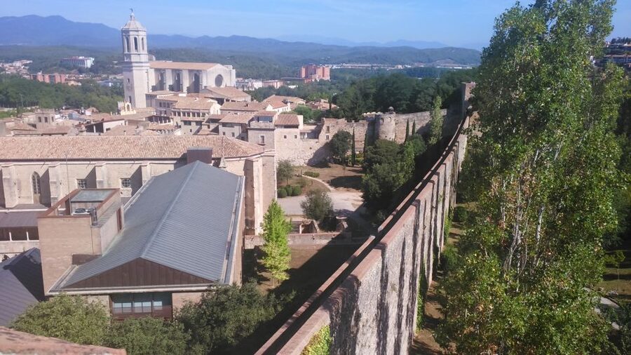 Girona: Small Group Walking Tour - Climbing Girona’s old walls