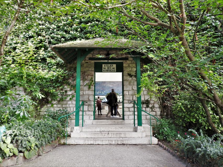 Giverny Village Walking Tour & Skip-the-Line to Monet Garden - A village walk before Monet’s garden