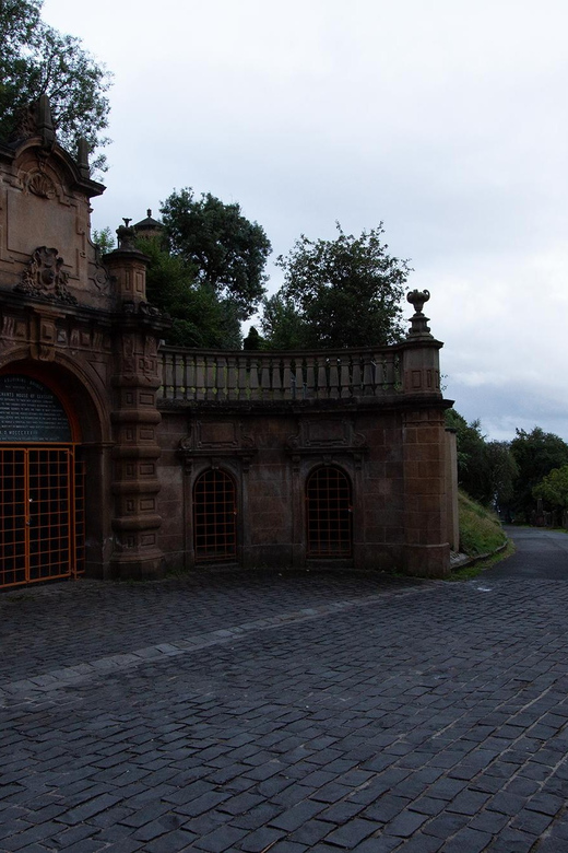 Glasgow: Ghouls, Ghosts & Gruesome Tales Guided Walking Tour - Key points at a glance