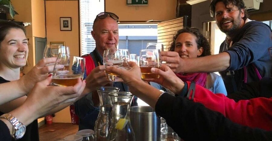 Glasgow: Pubs & History Guided Walking Tour with Beer - George Square and the final tasting stop