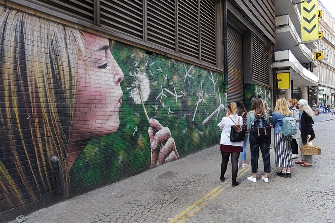 Glasgow Street Art Daily Walking Tour: 2pm - The black taxi mural brings local character into focus