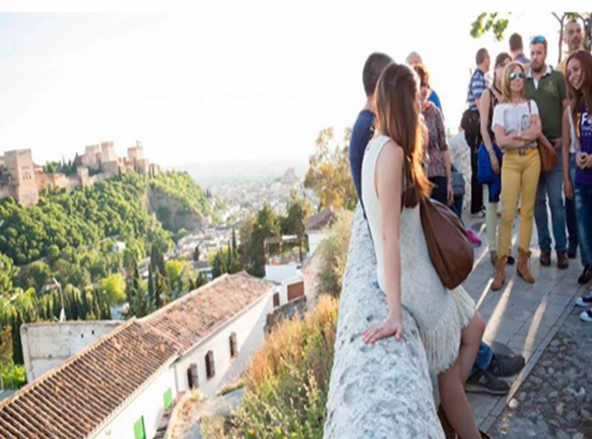 Granada: Albaicín and Sacromonte 2.5-Hour Walking Tour - The climb toward Sacromonte