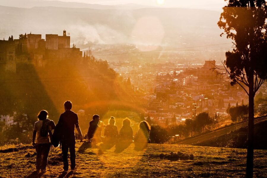 Granada: Albaicín and Sacromonte Guided Sunset Walking Tour - Why sunset is the right time for Albaicín and Sacromonte