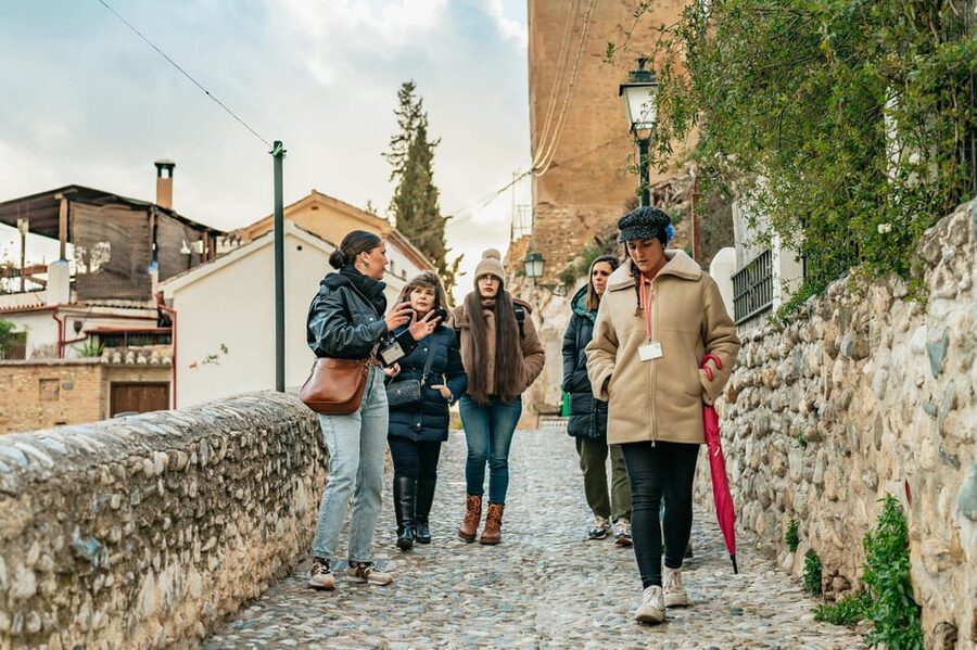 Granada: Albaicín and Sacromonte Guided Sunset Walking Tour - Albaicín’s lanes and the climb to San Nicolás