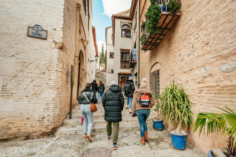 Granada: Albaicín and Sacromonte Guided Sunset Walking Tour - San Nicolás and the Alhambra view