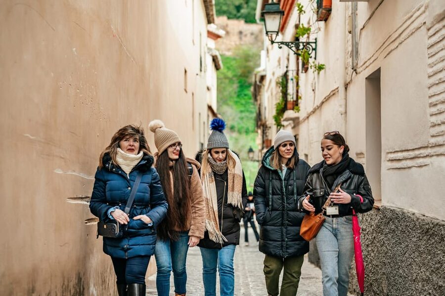 Granada: Albaicín and Sacromonte Guided Sunset Walking Tour - What the guides add to the experience