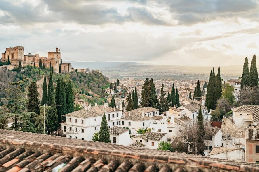 Granada: Albaicín and Sacromonte Guided Sunset Walking Tour - Starting at Plaza Nueva and moving uphill