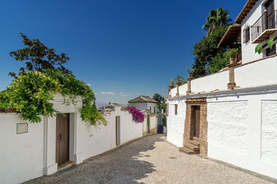 Granada: Albaicín and Sacromonte Walking Tour - Albaicín’s lanes, walls, and Moorish remains