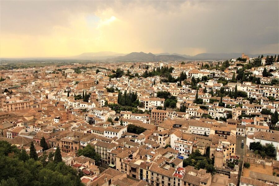 Granada: Albaicín, Sacromonte & Museum of Caves Walking Tour - Walking through Albaicín’s maze of lanes