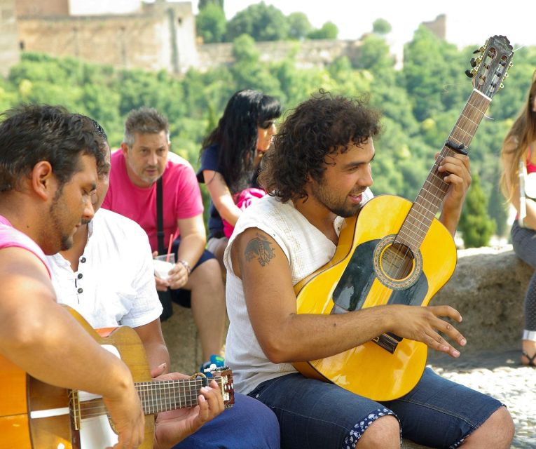 Granada: Albaicín, Sacromonte & Museum of Caves Walking Tour - The guides are a major part of the experience