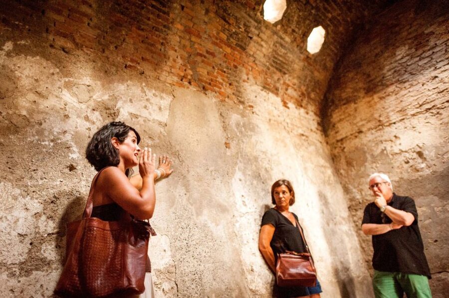 Granada: Albayzin and Sacromonte Walking Tour - Entering Sacromonte and its traditional caves