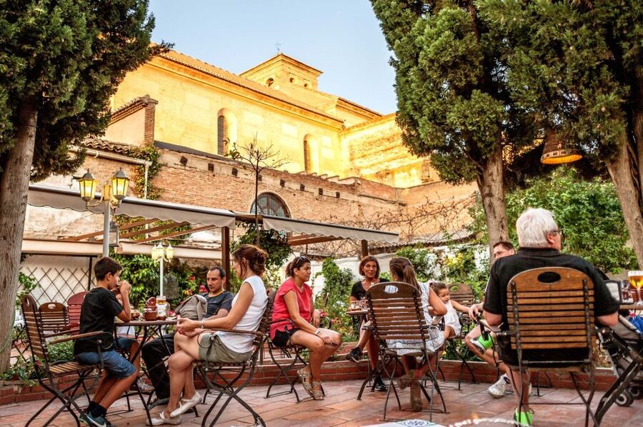 Granada: Albayzin and Sacromonte Walking Tour - Who should take this Granada walking tour?