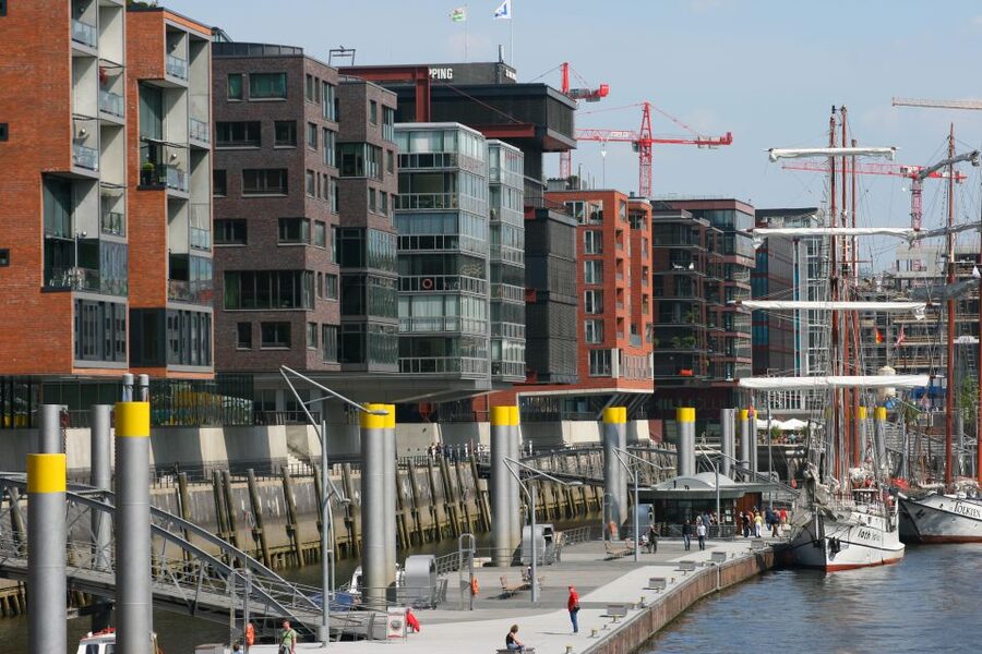Hamburg: Guided Port Walk for Families - Starting on Deichstraße with merchants and water