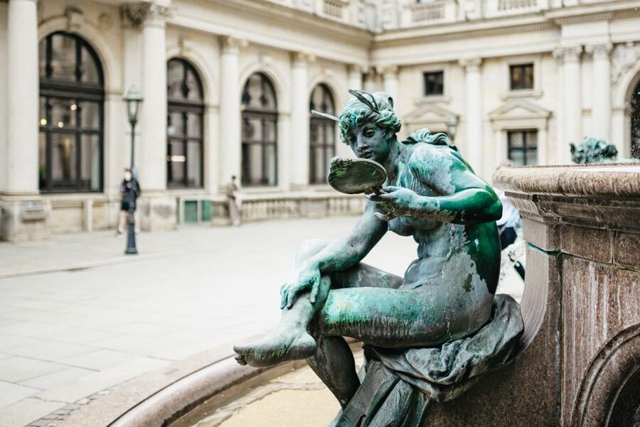 Hamburg: Guided Walking Tour for Magic Fans - St. Nicholas’ Church and the memory of war