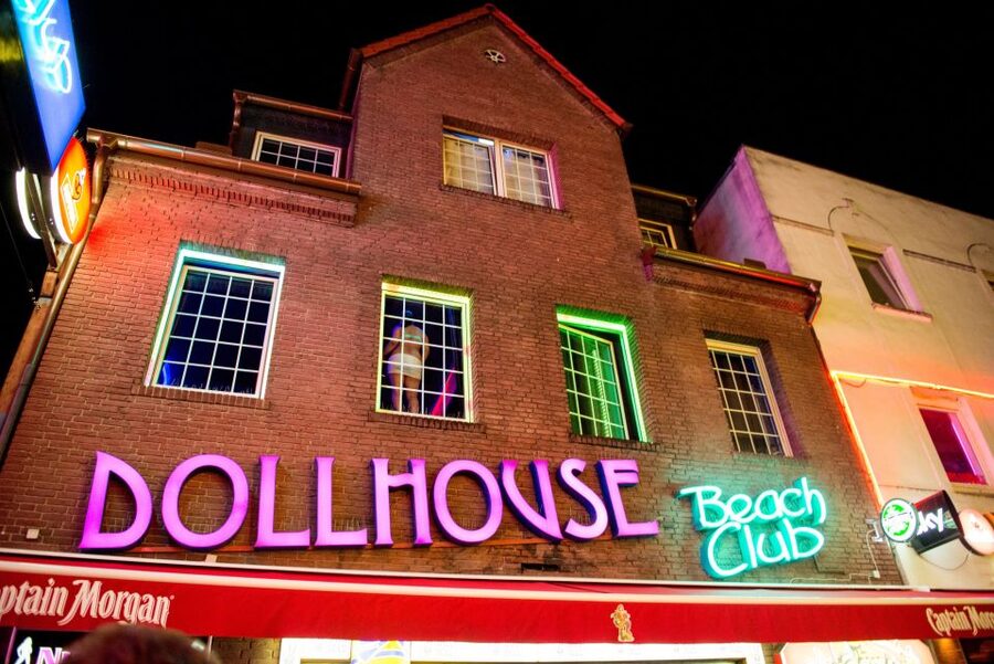 Hamburg: Private Tour Red Light District Walking Tour - Herbertstraße from the outside