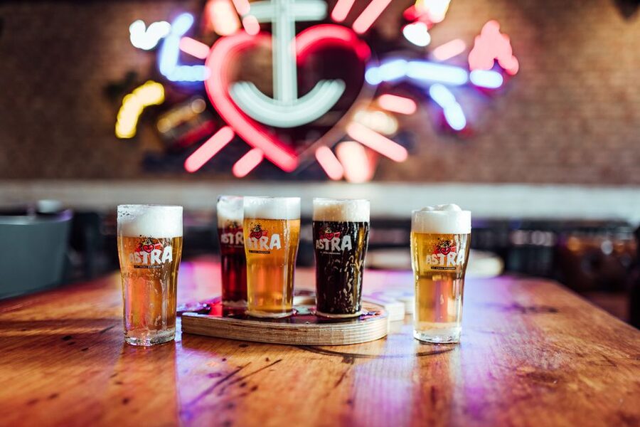 Hamburg: St. Pauli Breweries Walking Tour with Tastings - Entering Zur Ritze and its boxing cellar
