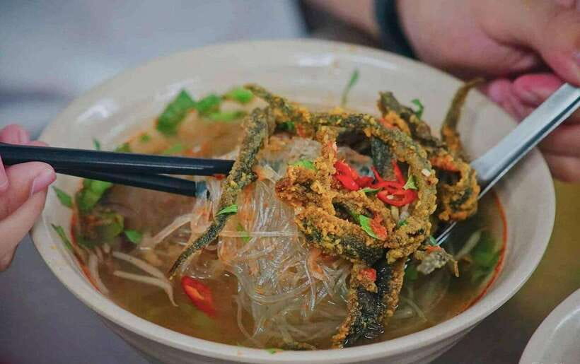 Hanoi: Michelin Guide Street Food Walking Tour - Dry chicken pho starts the meal