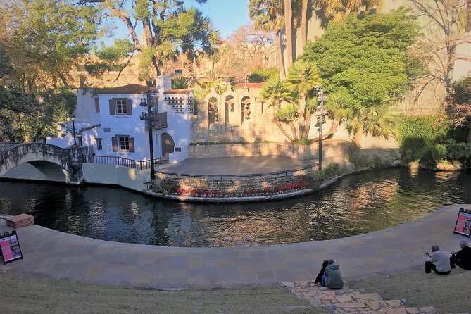 Historic Downtown & Riverwalk Walking Tour - Main Plaza and San Fernando Cathedral