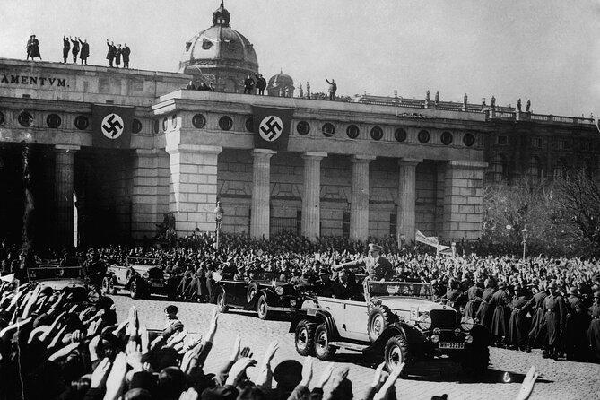 Historical Hitler Walking Tour of Vienna - Heldenplatz and the March 15, 1938 speech