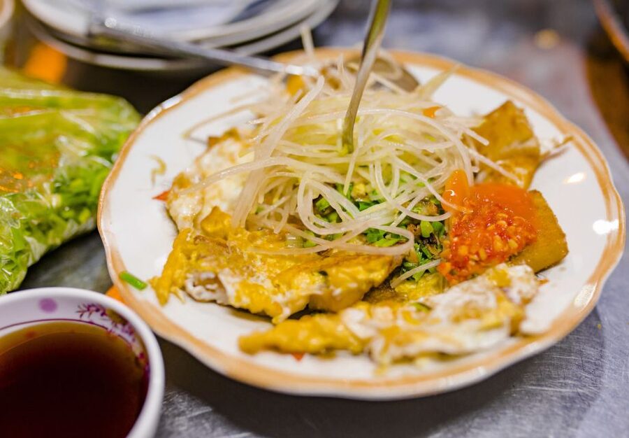 Ho Chi Minh City: Private Street Food Evening Walking Tour - Food alleys and the old apartments of District 3