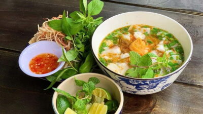 Ho Chi Minh City: Walking Food Tour with 13 Tastings