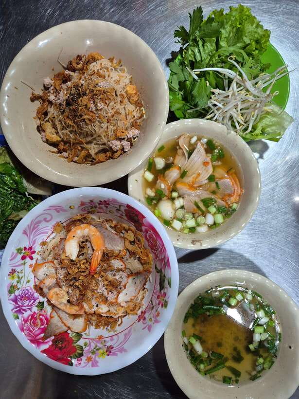Ho Chi Minh City: Walking Food Tour with 13 Tastings - Chợ Hồ Thị Kỷ and the flower market