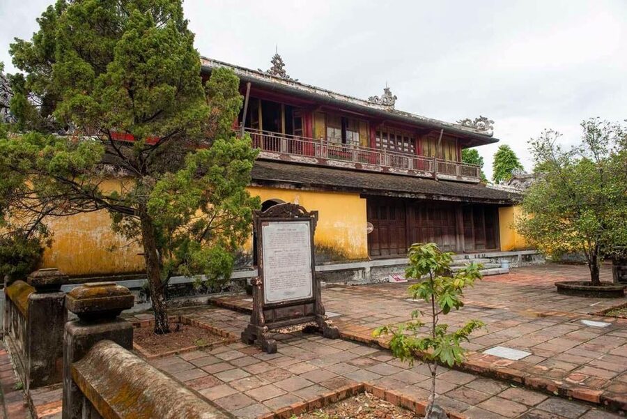 Hue Customizable Tour with Imperial Citadel & Forbidden City - What makes the local guides useful