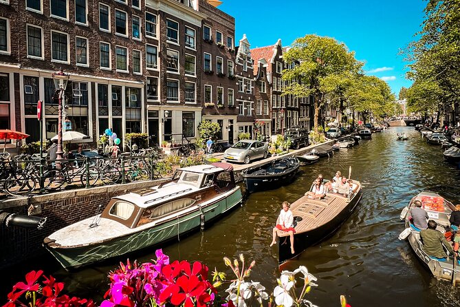 Humans of Amsterdam: Cultural Walking Tour incl. meeting 2 locals - One hour through the Canal Belt