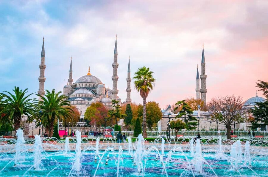 Istanbul: Blue Mosque, Hagia Sophia, & Old Town Walking Tour - Why this three-hour walk works well in Istanbul