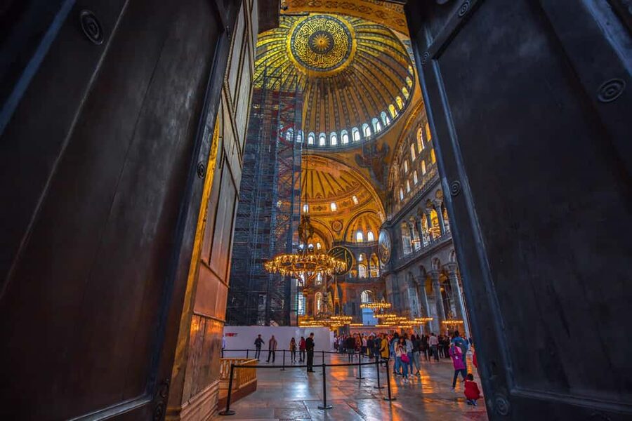 Istanbul: Blue Mosque, Hagia Sophia, & Old Town Walking Tour - How the guide shapes the experience