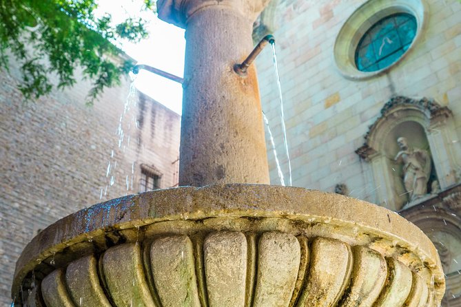 Jewish Walking Tour Barcelona by Expert Jewish Guide 2h - Reading the narrow lanes of MUHBA El Call