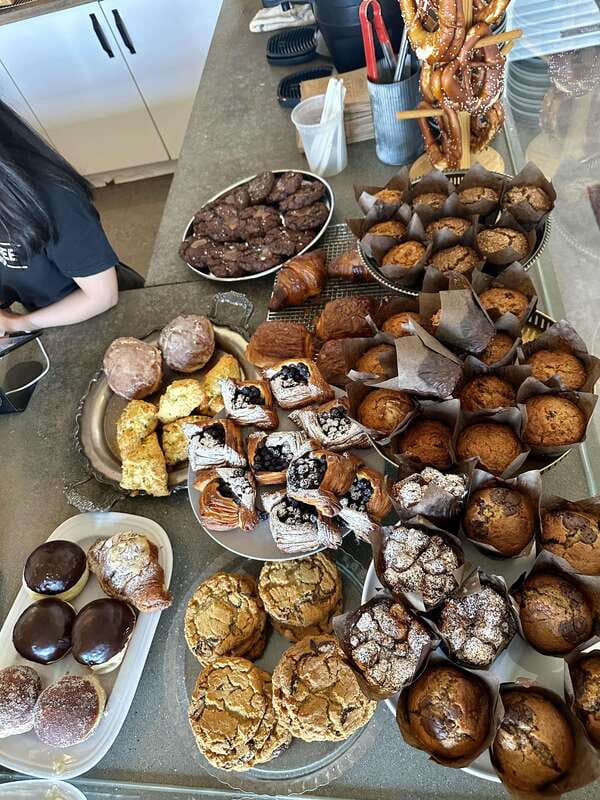 Kelowna: Walking Food Tour with 7 Tastings and 4 Drinks - What the $89 price gets you