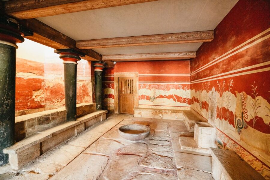 Knossos: Knossos Palace Skip-the-Line Guided Walking Tour - Entering a palace with 1,500 rooms