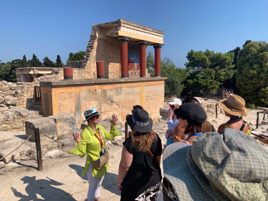 Knossos: Knossos Palace Skip-the-Line Guided Walking Tour - Meeting your guide beside the ticket booth