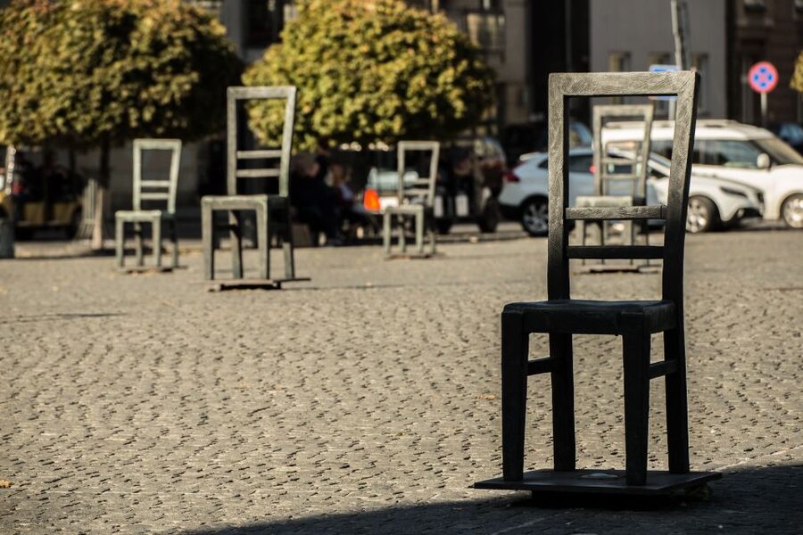 Krakow: Jewish Ghetto Walking Tour - Ghetto Heroes Square and the chair memorial