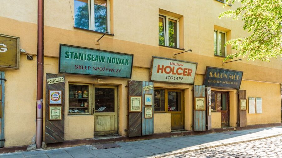 Krakow: Kazimierz Jewish Quarter Walking Tour - Remuh Synagogue and the cemetery